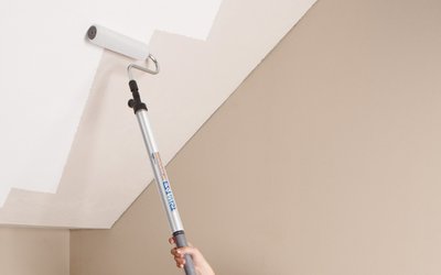 Как красить потолок валиком: инструкция, использование водоэмульсионной акриловой краски