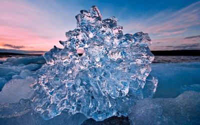 Что происходит с водой при замерзании: молекулы расширяются или сжимаются?