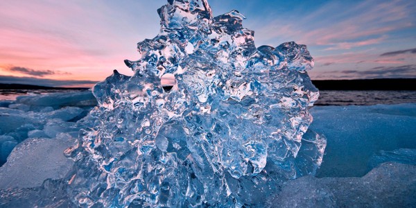 Что происходит с водой при замерзании: молекулы расширяются или сжимаются?