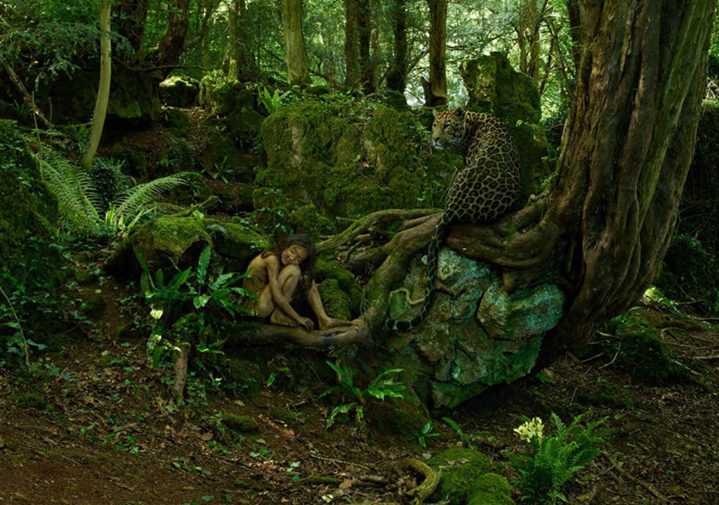 ребенок в джунглях с леопардом